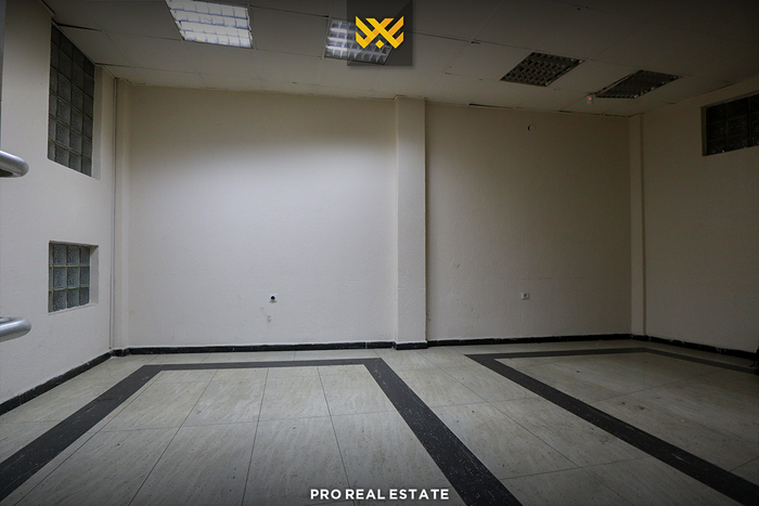 Espaço comercial de 31m² + 110m² à venda no bairro gjinaj.