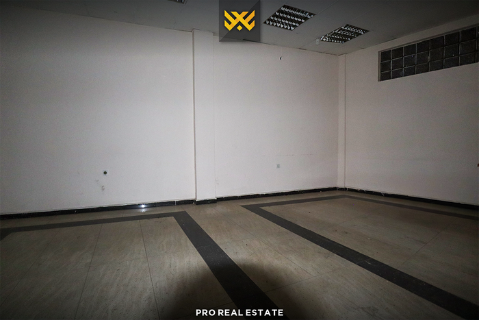 Espaço comercial de 31m² + 110m² à venda no bairro gjinaj.