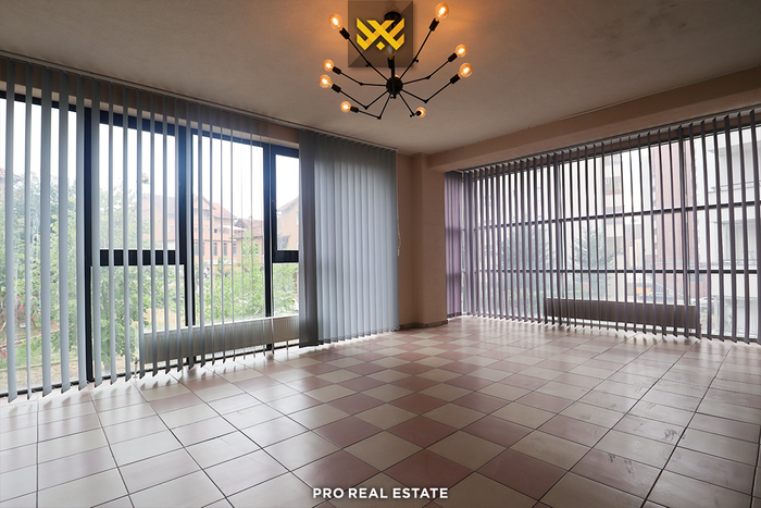 Local de 240m² en alquiler en Bregu i Diellit