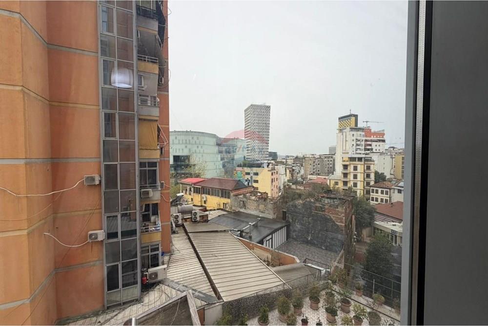 Oferecemos para aluguel ambiente vazio para escritório de aproximadamente 110 metros quadrados. Em frente ao centro toptani nº 1, uma das áreas mais procuradas para negócios, também perto de todas as facilidades.