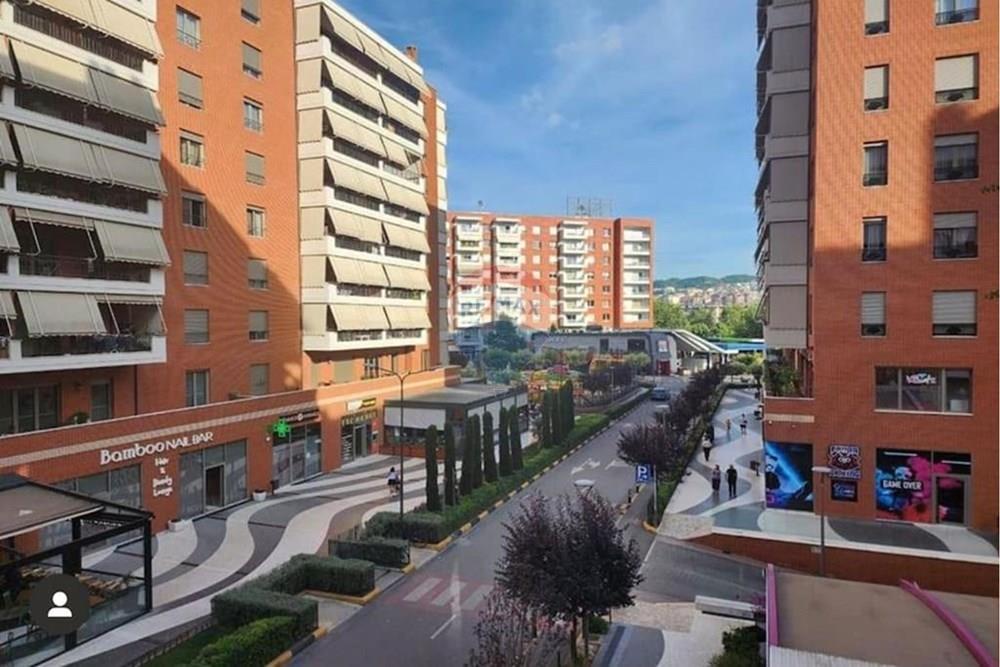 Spazio commerciale in vendita al kompleksi delijorgji 129,2 m²