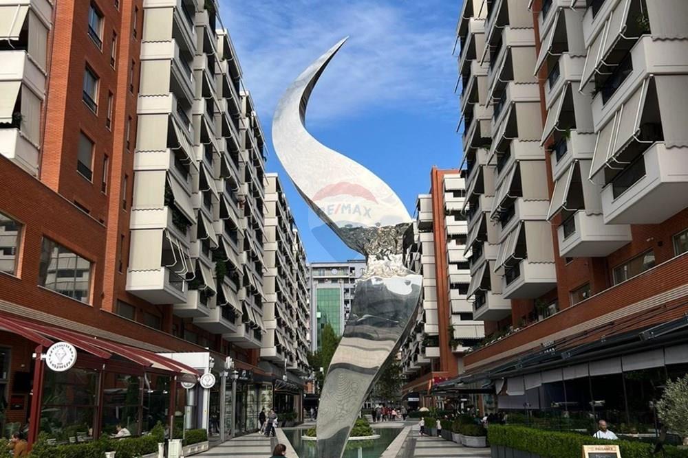 Spazio commerciale in vendita al kompleksi delijorgji 129,2 m² (2)