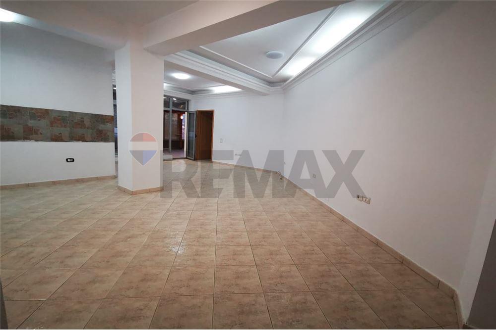 Espaço comercial para alugar para várias atividades, localizado na rruga e kavajes.