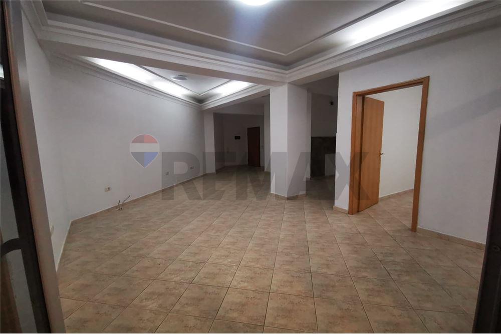 Espaço comercial para alugar para várias atividades, localizado na rruga e kavajes.