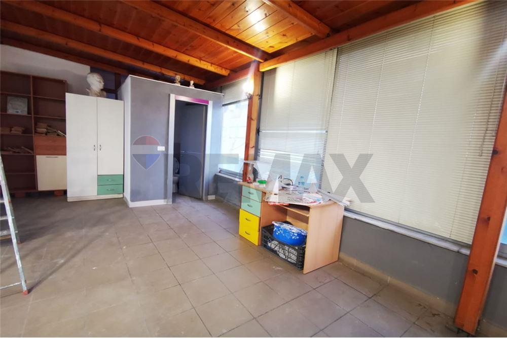 Espaço comercial para alugar para várias atividades, localizado na rruga e kavajes.
