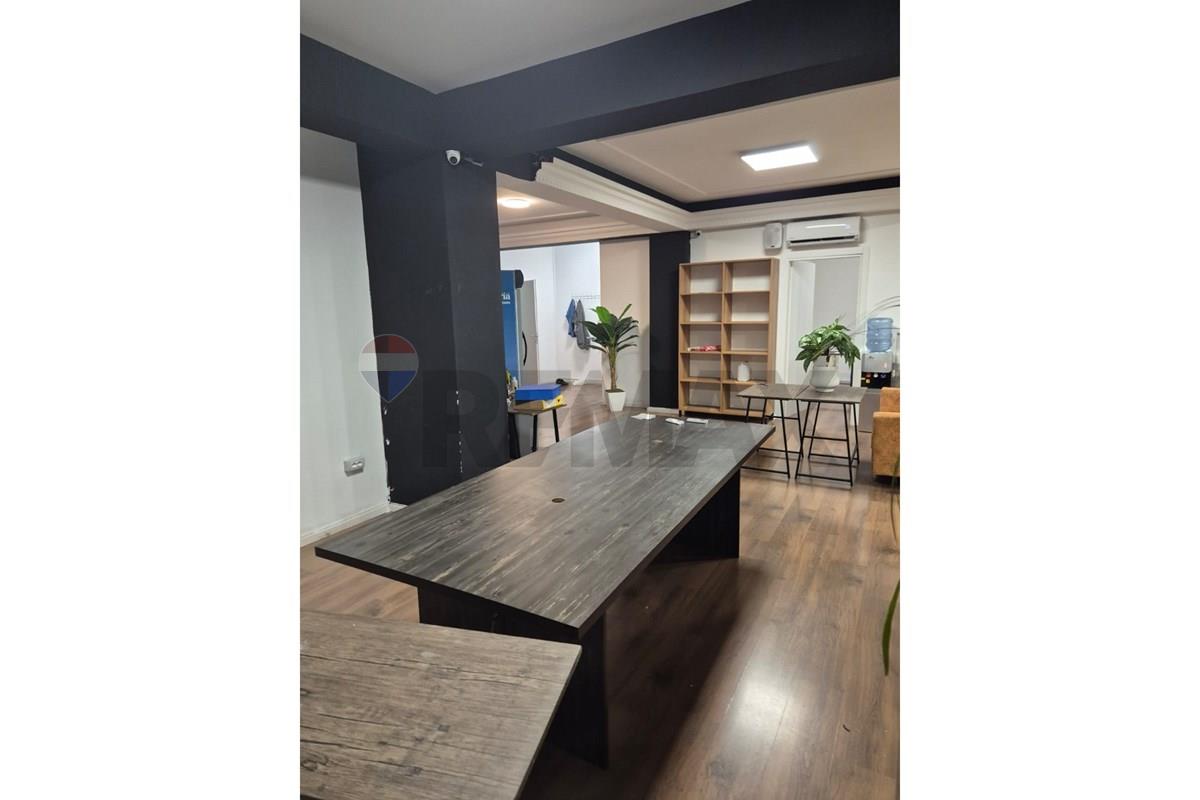 Espaço comercial para alugar para várias atividades, localizado na rruga e kavajes.
