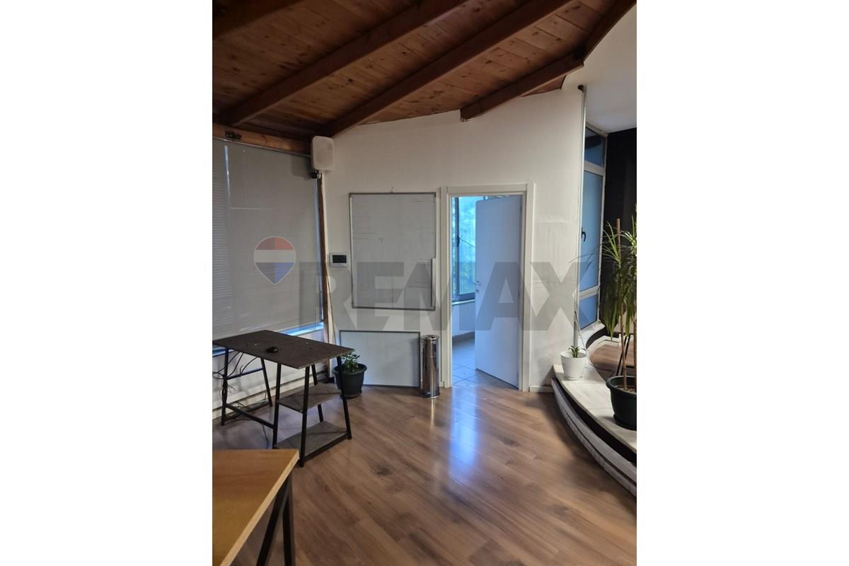 Espaço comercial para alugar para várias atividades, localizado na rruga e kavajes.