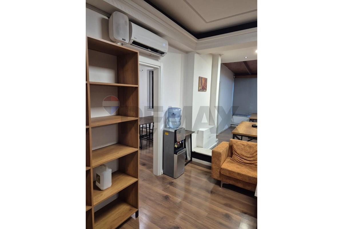 Espaço comercial para alugar para várias atividades, localizado na rruga e kavajes.