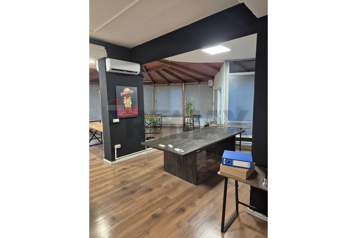 Espaço comercial para alugar para várias atividades, localizado na rruga e kavajes.