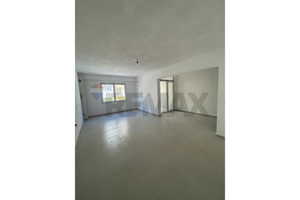 Shitet apartament 1+1 ne golem ,shum prane detit rreshti 3 (3)