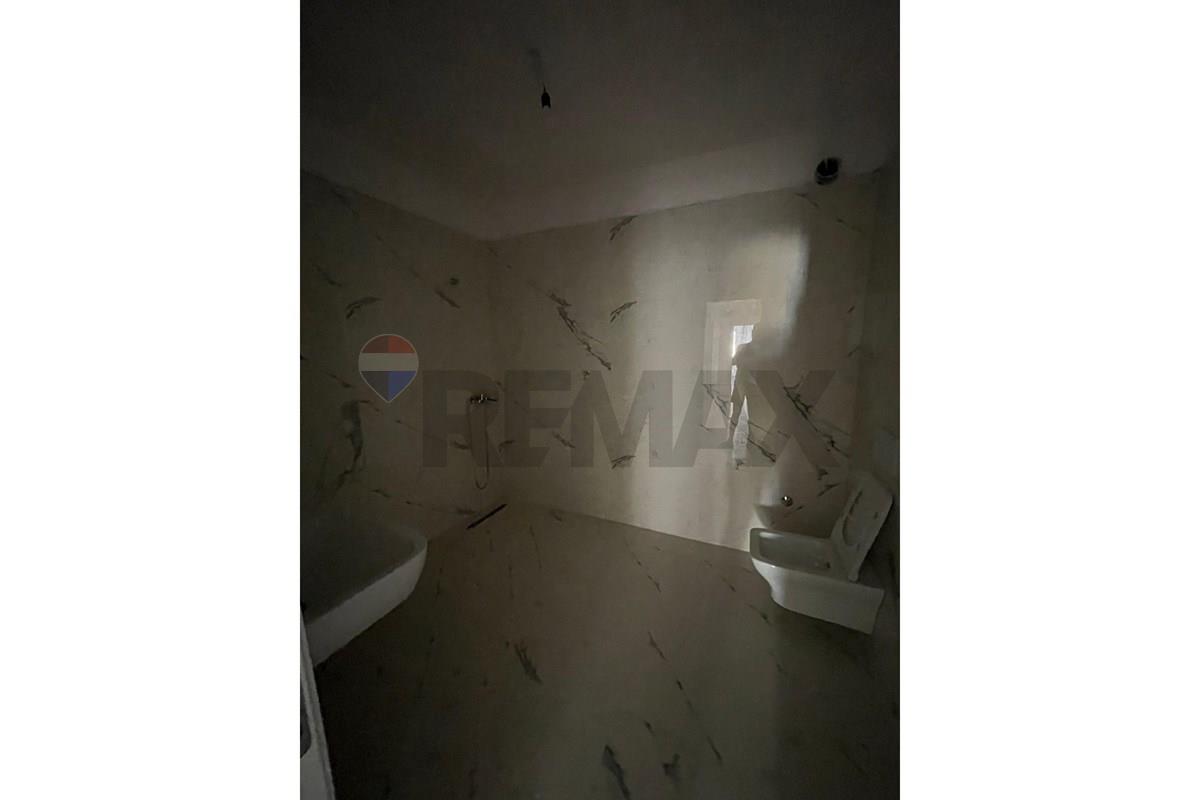 Shitet apartament 1+1 ne golem ,shum prane detit rreshti 3 (5)