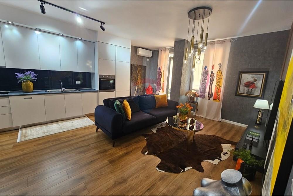 Luxury apartment 1+1+2 balconies for rent near mozaiku of Tirana, naim frasheri street (2)