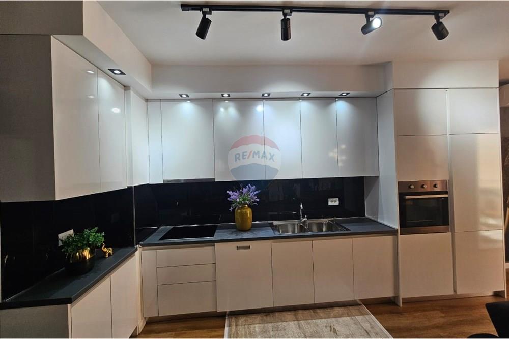 Luxury apartment 1+1+2 balconies for rent near mozaiku of Tirana, naim frasheri street (6)