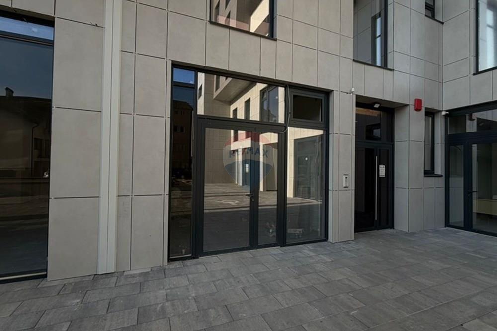 Locale commerciale di 129 m² in vendita a Bregu i Diellit, Prishtinë! (2)
