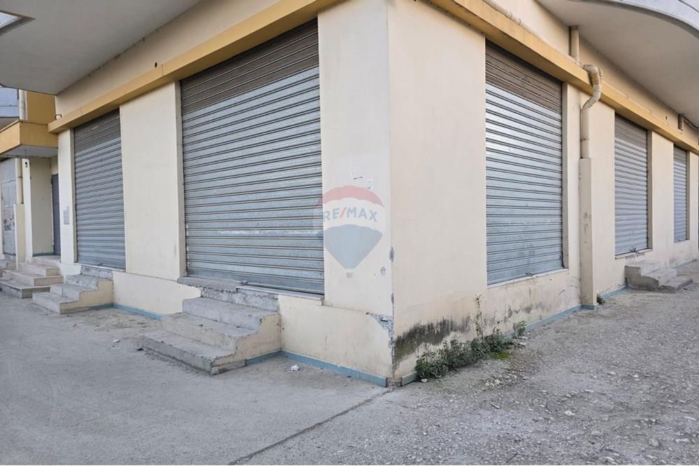 4 garage in vendita in zona favorita