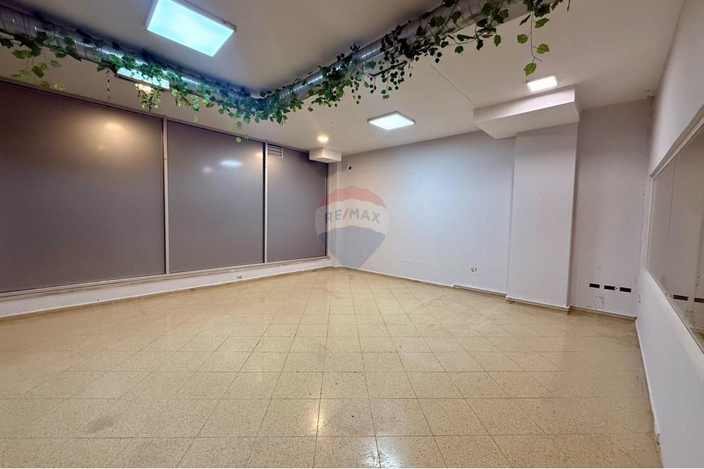 Au début du jardin botanique sur la rue kodra e diellit, nous proposons ;