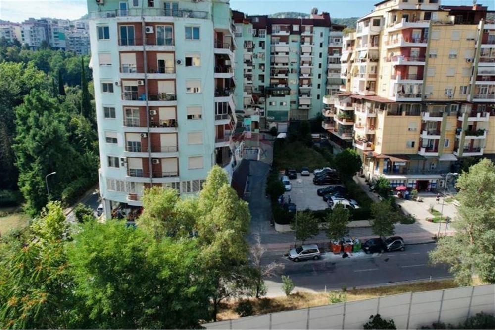 Au début du jardin botanique sur la rue kodra e diellit, nous proposons ;
