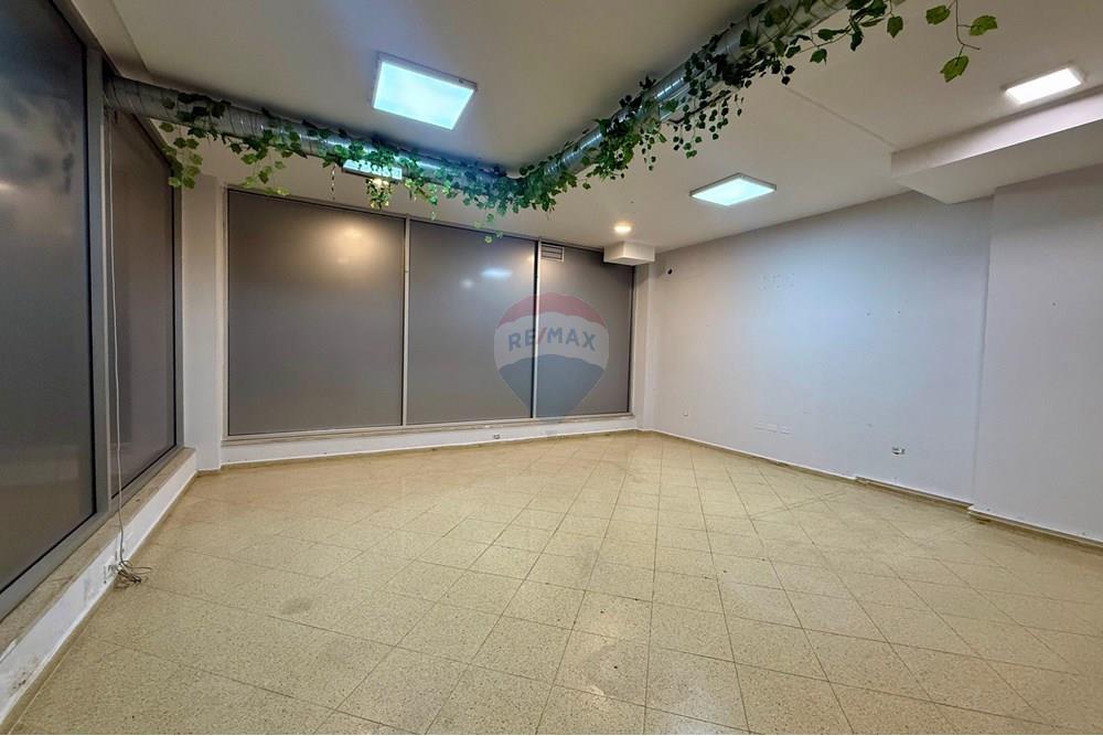 Au début du jardin botanique sur la rue kodra e diellit, nous proposons ;