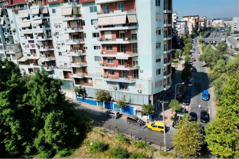 Au début du jardin botanique sur la rue kodra e diellit, nous proposons ;