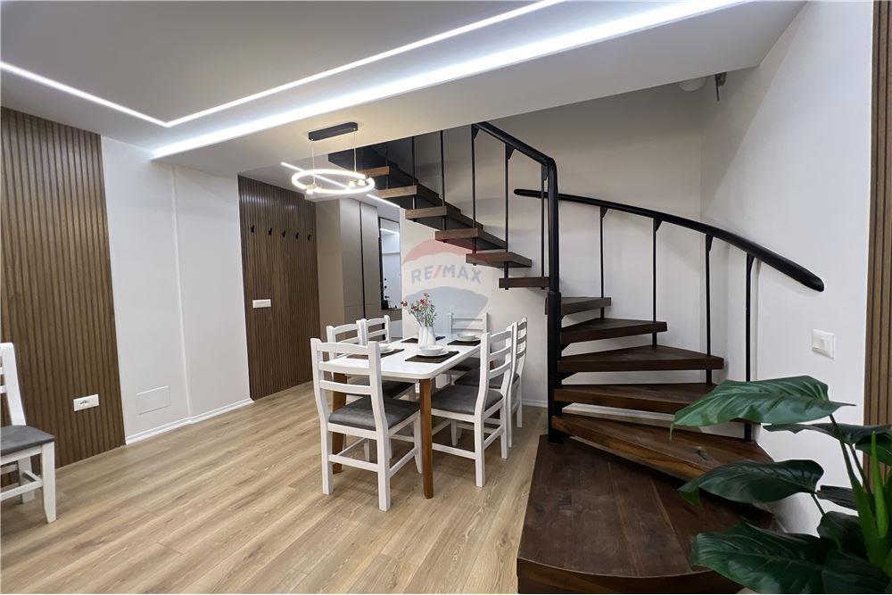 Super dúplex 2+1+2 baños en alquiler en el corazón de Tirana!