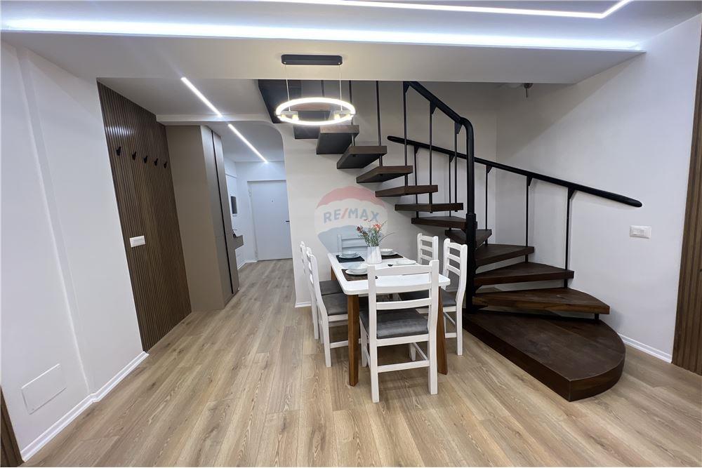 Super dúplex 2+1+2 baños en alquiler en el corazón de Tirana!