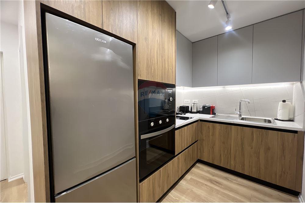 Super dúplex 2+1+2 baños en alquiler en el corazón de Tirana!