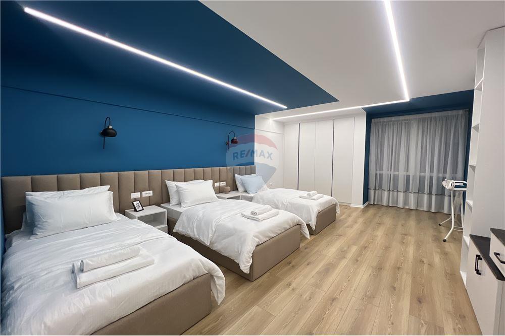 Super dúplex 2+1+2 baños en alquiler en el corazón de Tirana!