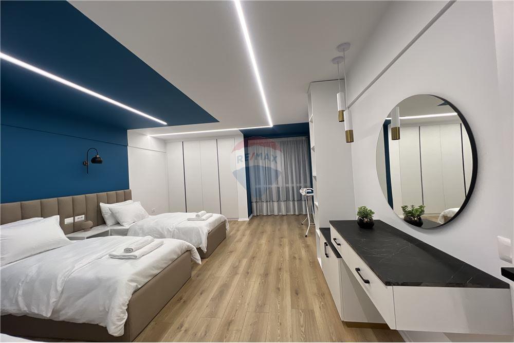 Super dúplex 2+1+2 baños en alquiler en el corazón de Tirana!
