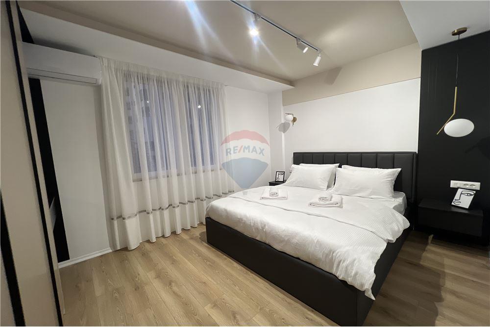 Super dúplex 2+1+2 baños en alquiler en el corazón de Tirana!