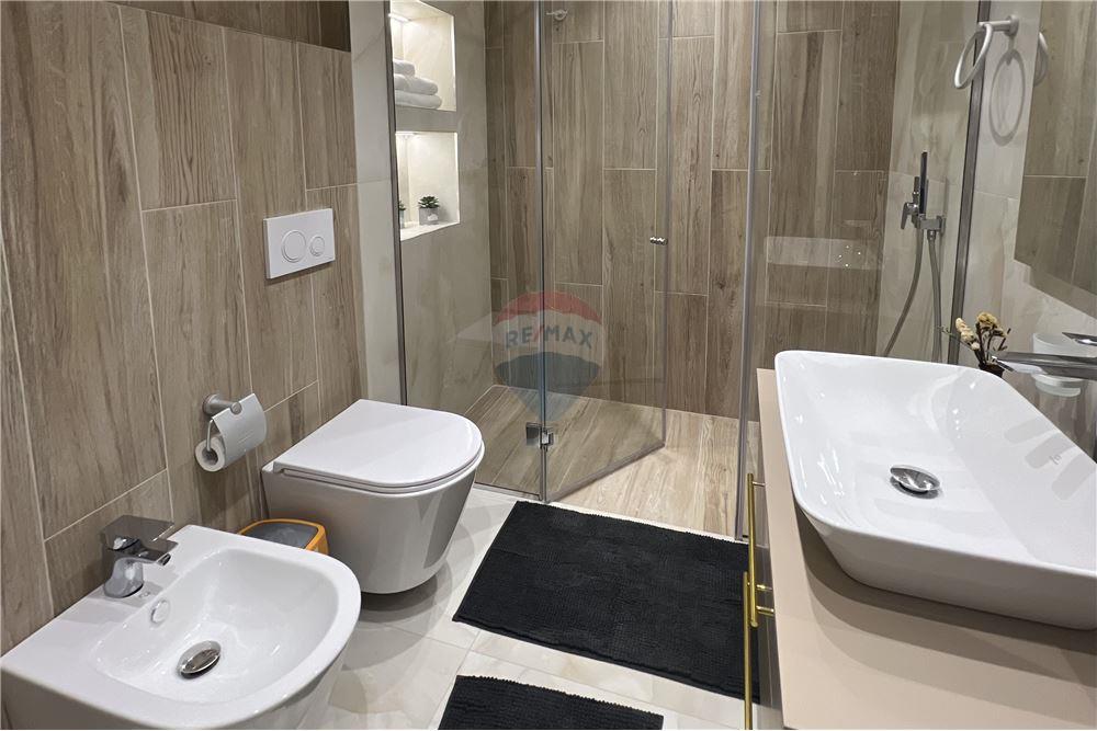 Super dúplex 2+1+2 baños en alquiler en el corazón de Tirana!