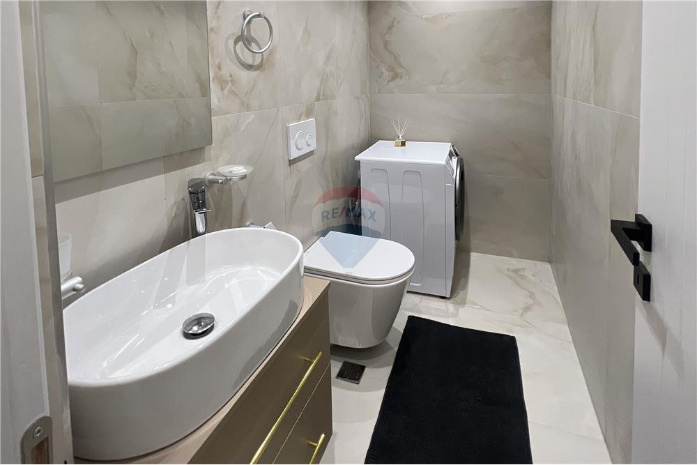 Super dúplex 2+1+2 baños en alquiler en el corazón de Tirana!