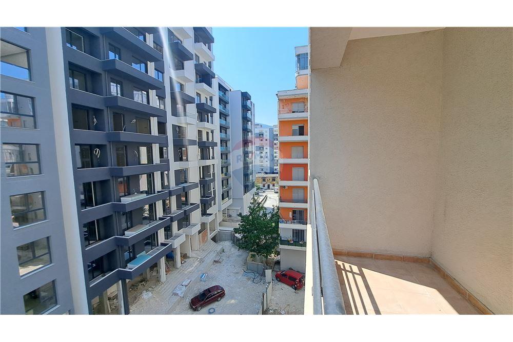 Appartamento moderno 2+1 in vendita con posto auto privato vicino lungomare, Vlorë