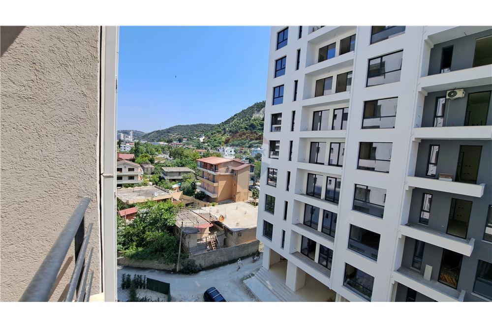 Appartamento moderno 2+1 in vendita con posto auto privato vicino lungomare, Vlorë
