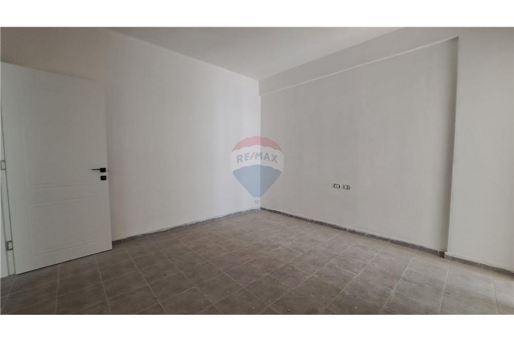 Appartamento moderno 2+1 in vendita con posto auto privato vicino lungomare, Vlorë