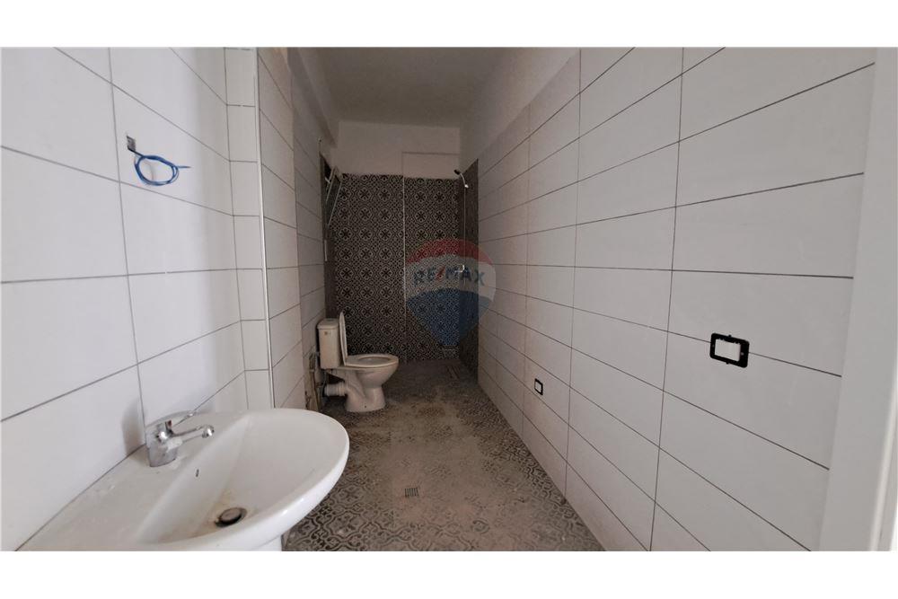 Appartamento moderno 2+1 in vendita con posto auto privato vicino lungomare, Vlorë