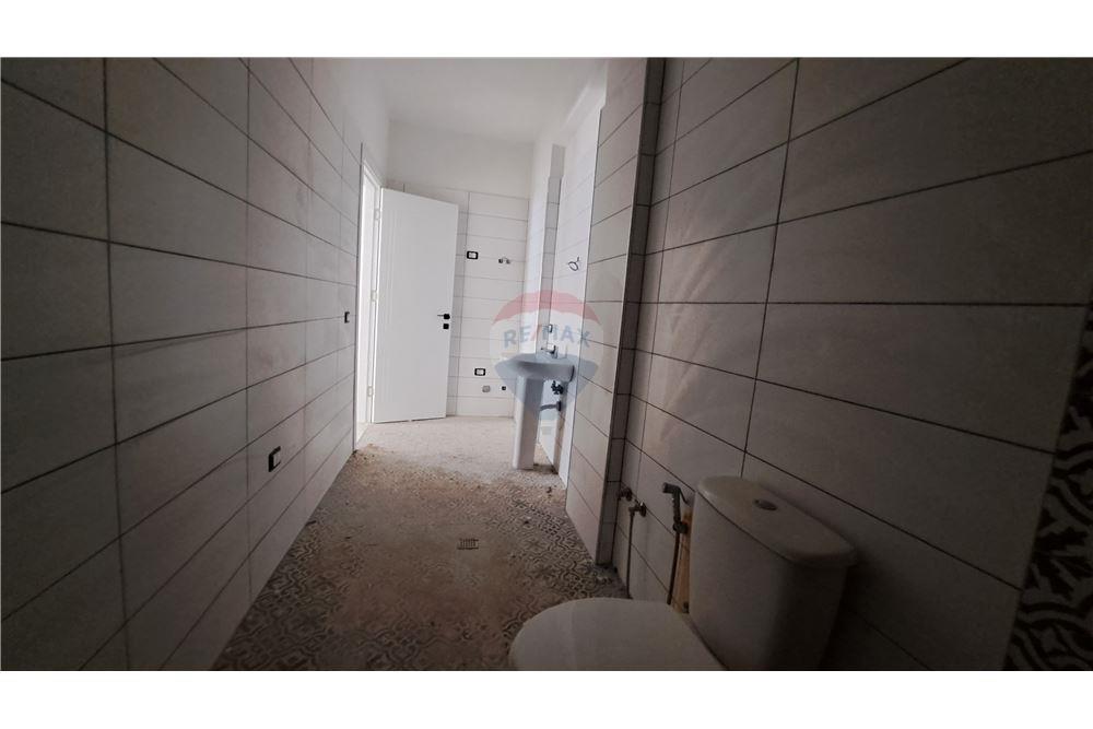 Appartamento moderno 2+1 in vendita con posto auto privato vicino lungomare, Vlorë
