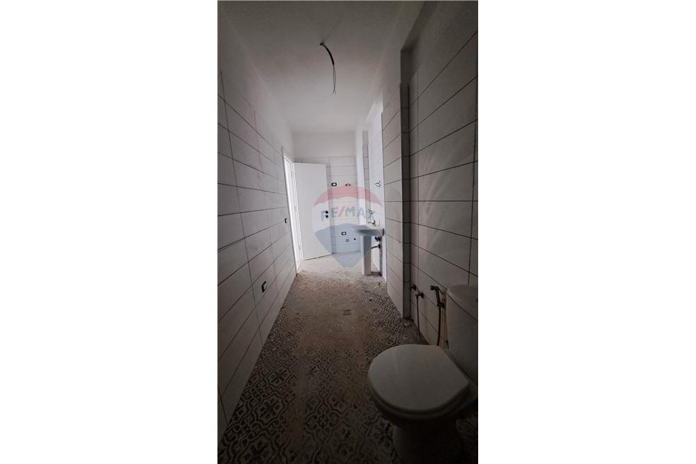 Appartamento moderno 2+1 in vendita con posto auto privato vicino lungomare, Vlorë