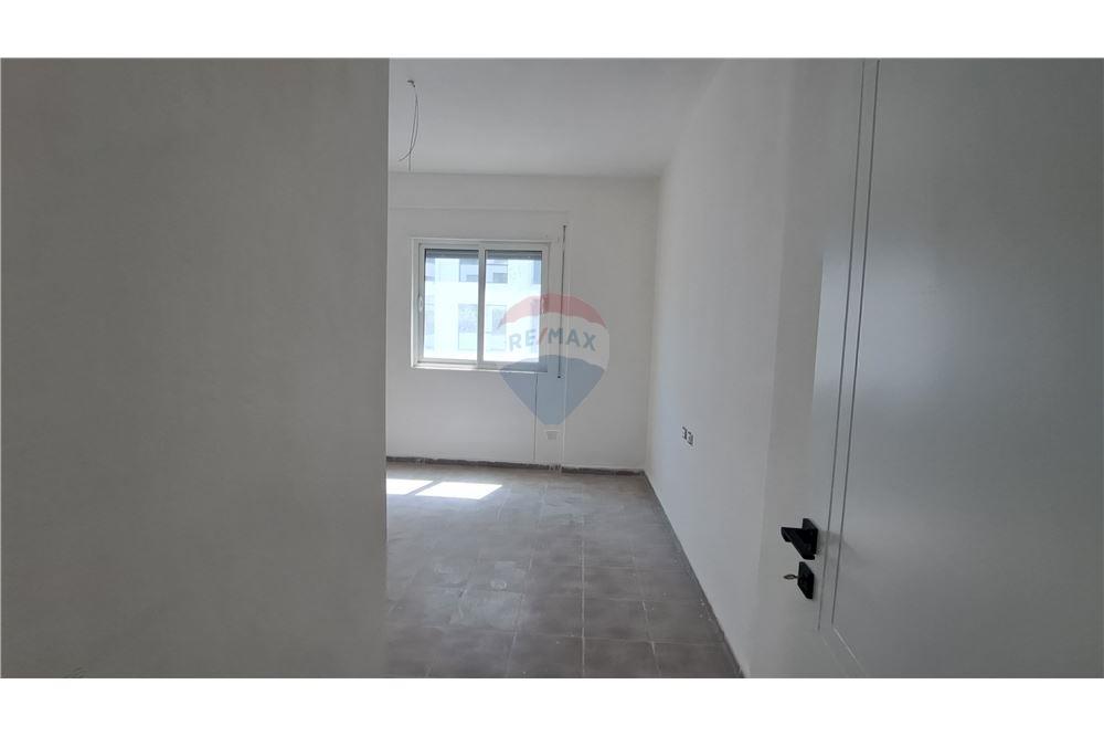 Appartamento moderno 2+1 in vendita con posto auto privato vicino lungomare, Vlorë