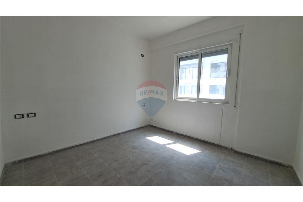 Appartamento moderno 2+1 in vendita con posto auto privato vicino lungomare, Vlorë