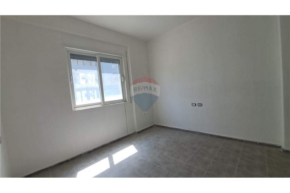Appartamento moderno 2+1 in vendita con posto auto privato vicino lungomare, Vlorë
