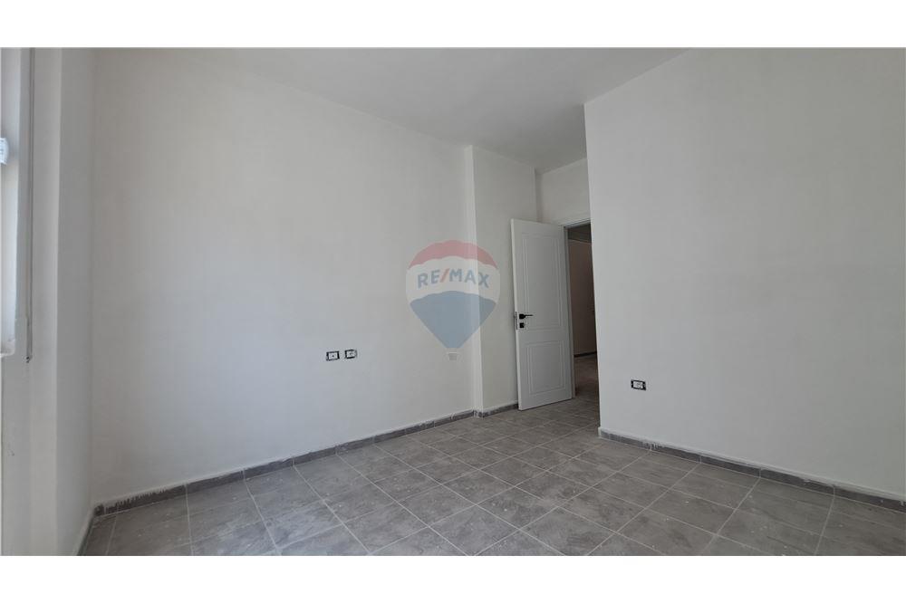 Appartamento moderno 2+1 in vendita con posto auto privato vicino lungomare, Vlorë