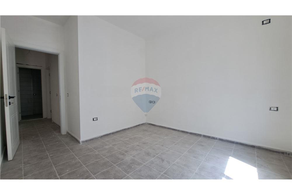Appartamento moderno 2+1 in vendita con posto auto privato vicino lungomare, Vlorë