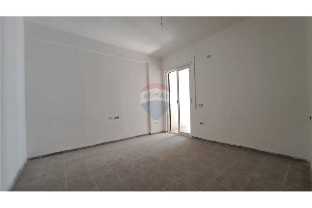Appartamento moderno 2+1 in vendita con posto auto privato vicino lungomare, Vlorë