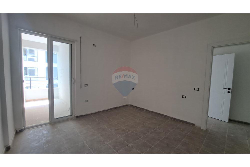 Appartamento moderno 2+1 in vendita con posto auto privato vicino lungomare, Vlorë