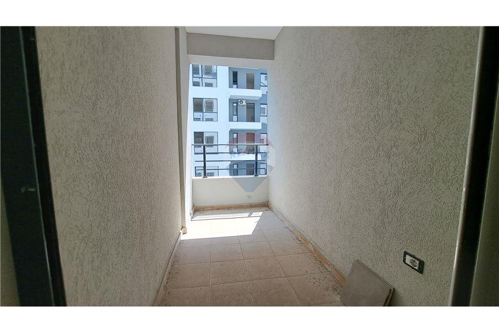 Appartamento moderno 2+1 in vendita con posto auto privato vicino lungomare, Vlorë