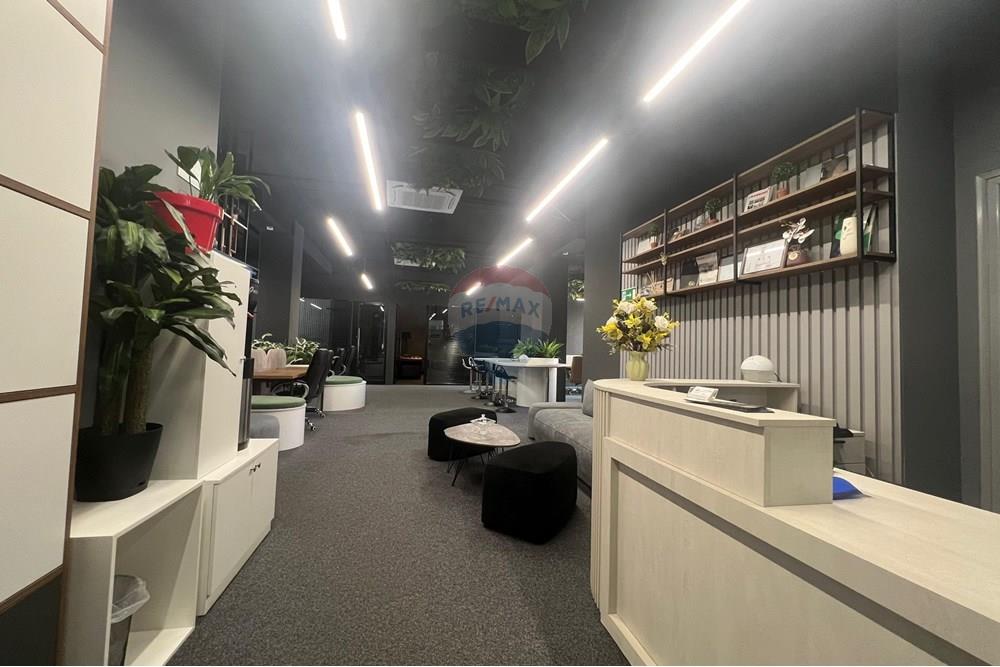 Super bureau à vendre, récemment investi dans le complexe delijorgji !