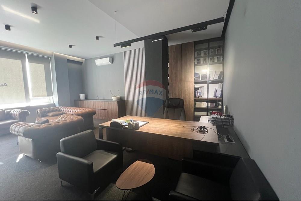Super bureau à vendre, récemment investi dans le complexe delijorgji !