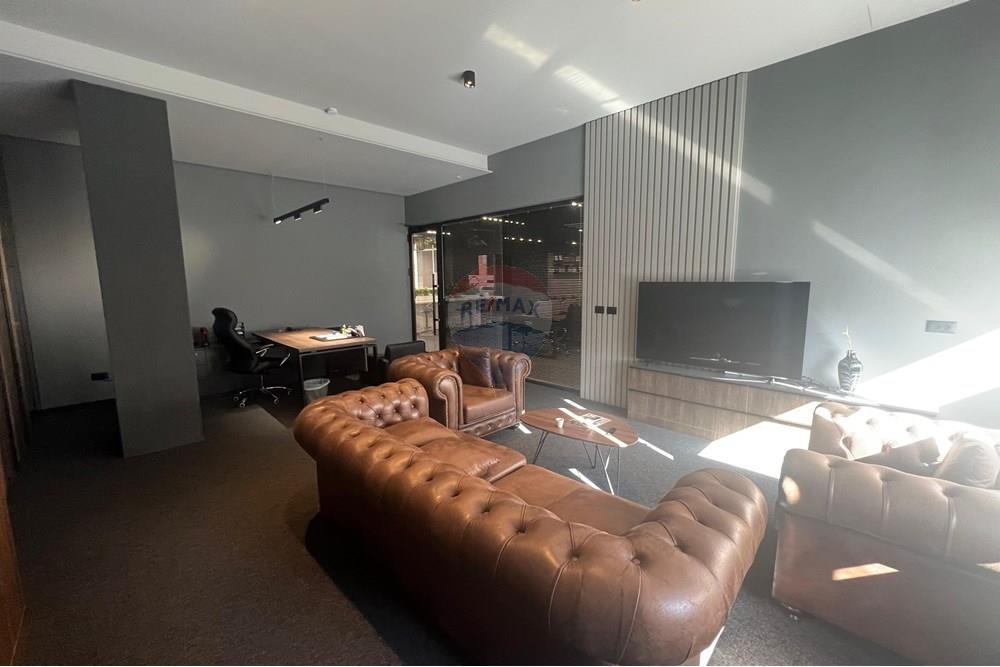 Super bureau à vendre, récemment investi dans le complexe delijorgji !