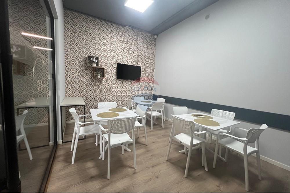 Super bureau à vendre, récemment investi dans le complexe delijorgji !