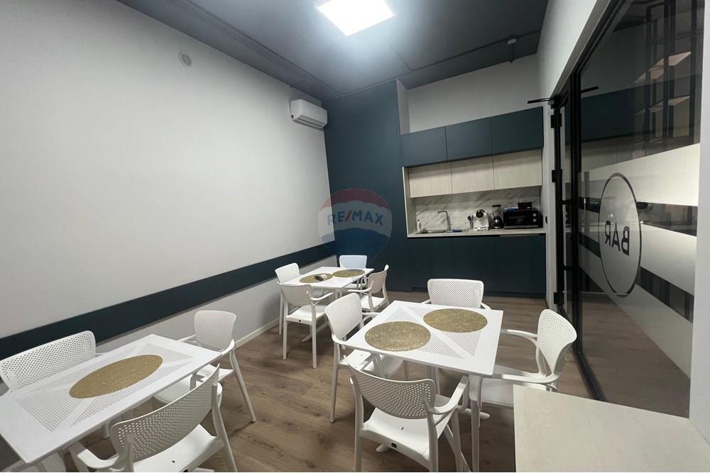 Super bureau à vendre, récemment investi dans le complexe delijorgji !